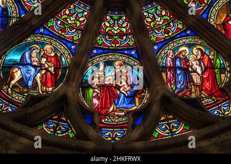 France, Gironde, la Reole, ville d'Art et d'Histoire, scène sur la via Lemovicensis ou Vezelay Way, l'une des voies principales vers Saint-Jacques-de-Compostelle, église Saint-Pierre, rose avec 19th siècle vitraux dans le transept sud représentant la vie de Marie Banque D'Images