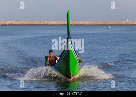 Aceh, Indonésie. 12 janvier 2022. Bateau de pêche et pêcheur dans la mer à l'aube, Banda Aceh, Indonésie Banque D'Images