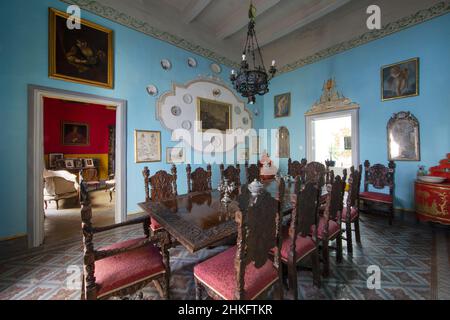 Malte, la Valette, salle à manger d'hiver avec des murs bleu ciel et décoré avec des meubles d'époque dans la Casa Rocca Piccola, un palais de 16th siècle qui abrite un musée privé et un lit et petit déjeuner, Banque D'Images