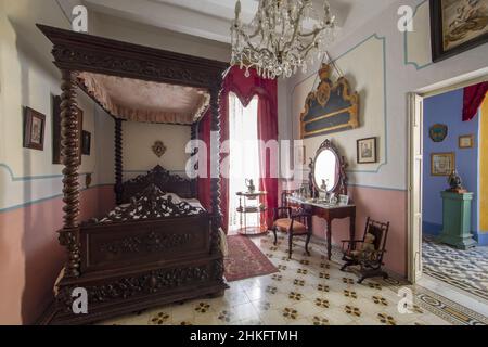 Malte, la Valette, la chambre de la Casa Rocca Piccola, un palais de 16th siècle qui abrite un musée privé et un bed and breakfast, décoré avec un lit à baldaquin en bois, un lustre en cristal et une table de salle à manger wc avec miroir Banque D'Images