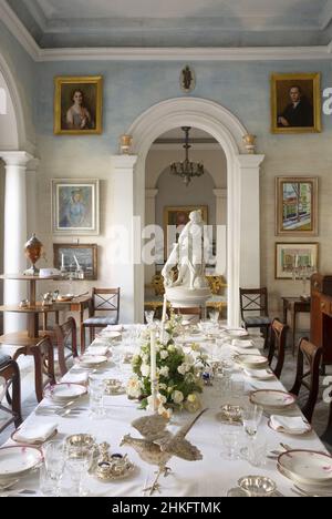 Malte, la Valette, salle à manger d'été décorée d'un miroir doré et d'une table avec de l'argenterie dans la Casa Rocca Piccola, maison ancestrale du marquis de Piro 9th qui abrite un musée privé et un lit et petit déjeuner Banque D'Images