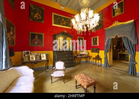 Malte, la Valette, Sala Grande, la salle avec des murs rouges et jaunes carmin décorés avec des meubles d'époque, dans la Casa Rocca Piccola, un palais de 16th siècle qui abrite un musée privé et un lit et petit déjeuner, Banque D'Images