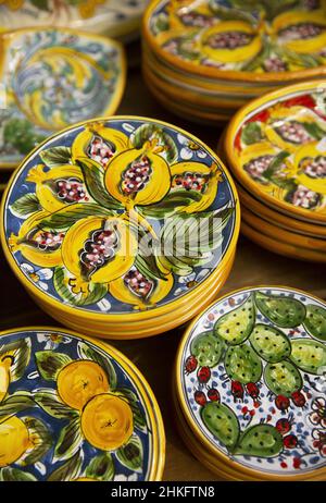 Italie, Sicile, Taormina, Corso Umberto, assiettes peintes à la main de grenades, citrons et poires piquantes dans un magasin de céramique traditionnel Banque D'Images