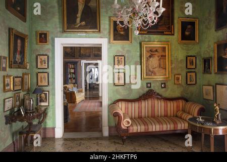 Malte, la Valette, salle verte décorée avec des meubles d'époque et des portraits dans la Casa Rocca Piccola, un palais du 16th siècle qui abrite un musée privé et un lit et petit déjeuner Banque D'Images