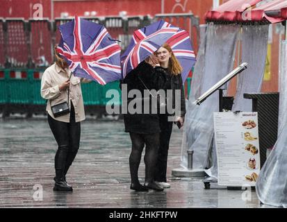 Les gens sont vus à Leicester Square.Date de la photo : vendredi 4 février 2022. Banque D'Images
