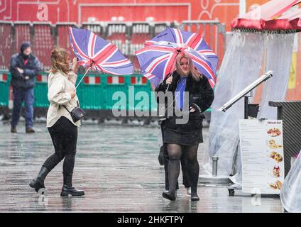 Les gens sont vus à Leicester Square.Date de la photo : vendredi 4 février 2022. Banque D'Images