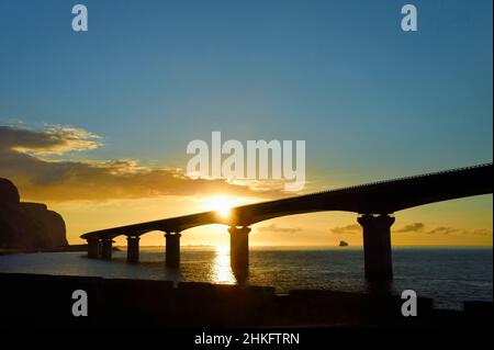 France, Ile de la Réunion (département français d'outre-mer), la possession, la Nouvelle route côtière (Nouvelle route du littoral - NRL), viaduc maritime de 5,4 km de long entre la capitale Saint-Denis et le principal port commercial à l'Ouest Banque D'Images