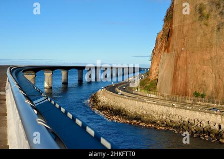 France, Ile de la Réunion (département français d'outre-mer), la possession, la Nouvelle route côtière (Nouvelle route du littoral - NRL), viaduc maritime de 5,4 km de long entre la capitale Saint-Denis et le principal port commercial à l'Ouest, l'ancienne route nationale encore sous la menace de la rockfall sur la droite Banque D'Images