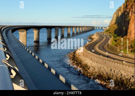 France, Ile de la Réunion (département français d'outre-mer), la possession, la Nouvelle route côtière (Nouvelle route du littoral - NRL), viaduc maritime de 5,4 km de long entre la capitale Saint-Denis et le principal port commercial à l'Ouest, l'ancienne route nationale encore sous la menace de la rockfall sur la droite Banque D'Images