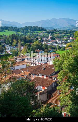 France, Pyrénées-Atlantiques, Saint-Jean-pied-de-Port, dernière étape des trois principaux chemins français vers Saint-Jacques-de-Compostelle, vue panoramique depuis la citadelle de Mendiguren Banque D'Images