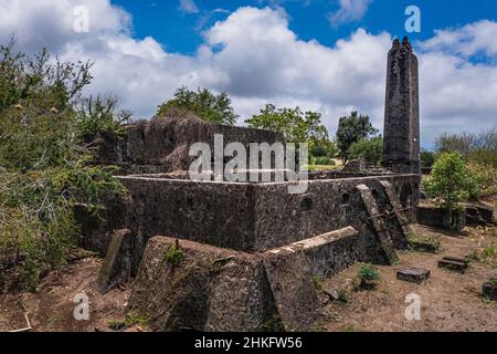 France, Ile de la Réunion (département français d'outre-mer), Saint Gilles les hauts, Musée Villèle dans le domaine de Panon-Desbassyns, une ancienne propriété coloniale au coeur d'une grande plantation de canne à sucre qui employait un peu plus de 400 esclaves, les ruines de l'usine de sucre (vue aérienne) Banque D'Images