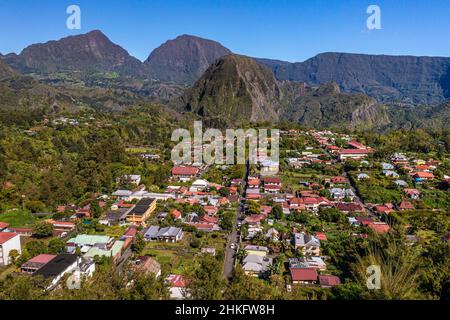 France, Ile de la Réunion (département français d'outre-mer), Cirque de Salazie, classé au patrimoine mondial de l'UNESCO, Hell-Bourg, étiqueté les plus Beaux villages de France (les plus beaux villages de France), montagne Piton d'Anchaing en arrière-plan (vue aérienne) Banque D'Images