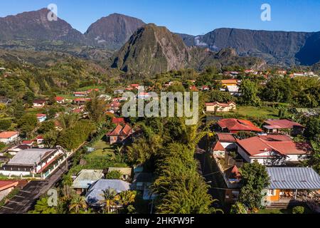 France, Ile de la Réunion (département français d'outre-mer), Cirque de Salazie, classé au patrimoine mondial de l'UNESCO, Hell-Bourg, étiqueté les plus Beaux villages de France (les plus beaux villages de France), montagne Piton d'Anchaing en arrière-plan (vue aérienne) Banque D'Images