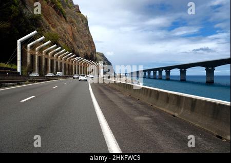 France, Ile de la Réunion (département français d'outre-mer), la possession, l'ancienne route nationale encore sous la menace de la chute et la Nouvelle route côtière à droite (Nouvelle route du littoral - NRL), viaduc maritime de 5,4 km de long entre la capitale Saint-Denis et le principal port commercial à l'Ouest Banque D'Images