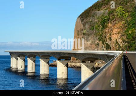 France, Ile de la Réunion (département français d'outre-mer), la possession, la Nouvelle route côtière (Nouvelle route du littoral - NRL), viaduc maritime de 5,4 km de long entre la capitale Saint-Denis et le principal port commercial à l'Ouest Banque D'Images