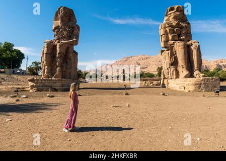 Égypte, haute Égypte, Vallée du Nil, rive gauche de Thèbes, près de Louxor, les Colossi de Memnon classé patrimoine mondial par l'UNESCO Banque D'Images