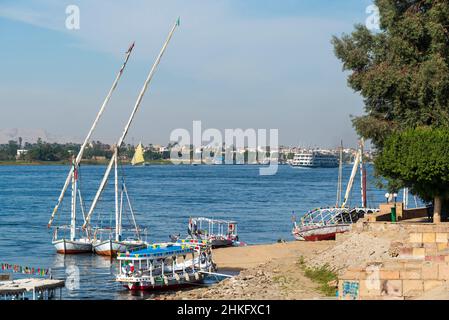 Égypte, haute Égypte, Vallée du Nil, Louxor, bateaux amarrés et la ville de Louxor en arrière-plan Banque D'Images