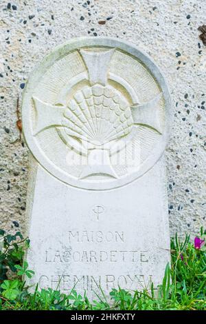 France, Pyrénées-Atlantiques, l'Hôpital-d'Orion, village sur la via Lemovicensis ou Vezelay, l'une des voies principales vers Saint-Jacques-de-Compostelle, signe-conch le long du chemin Banque D'Images