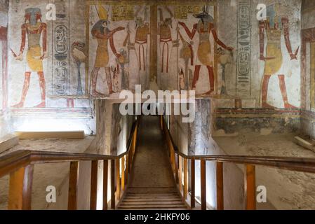 Égypte, haute Égypte, Vallée du Nil, Louxor, Vallée des Rois, classée au patrimoine mondial de l'UNESCO, bas relief coloré représentant Pharaon sur un mur de la tombe de Ramses III Banque D'Images