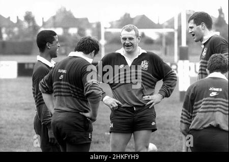 Les coéquipiers (de gauche à droite) Jeremy Guscott, Paul Burnell, Dean Richards, Martin Bayfield et Robert Jones se détendent lors de l'entraînement pour la tournée des Lions britanniques et irlandais en Nouvelle-Zélande en 1993 Banque D'Images