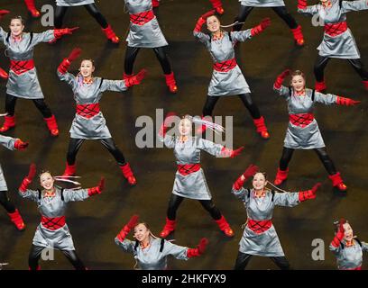 Pékin, Chine.04th févr. 2022.Les danseurs se produisent au début des cérémonies d'ouverture des Jeux olympiques dans le stade national aux Jeux olympiques d'hiver de 2022 à Beijing, le vendredi 4 février 2022.Photo de Richard Ellis/UPI crédit: UPI/Alay Live News Banque D'Images