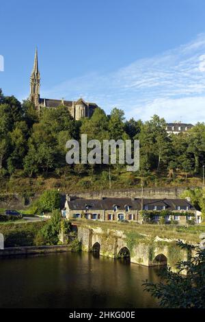 France, Finistère, Châteauneuf du Faou, vue de l'Aulne avec chapelle notre Dame des portes en arrière-plan Banque D'Images