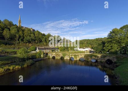 France, Finistère, Châteauneuf du Faou, vue de l'Aulne avec chapelle notre Dame des portes en arrière-plan Banque D'Images