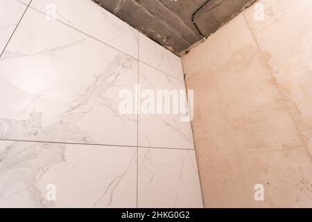 En construction nouvelle baignoire remodelage d'une salle de bains maison, tuyauterie système de tuyaux pour de nouveaux éviers. Banque D'Images