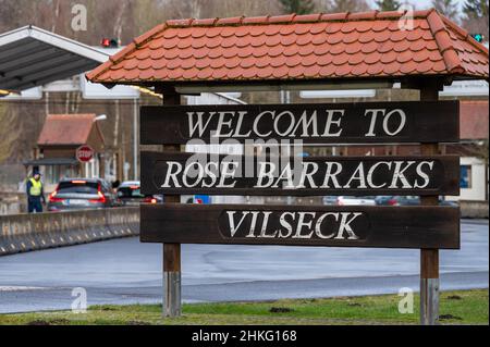 Vilseck, Allemagne.04th févr. 2022.''Bienvenue à la caserne Rose Vilseck''' est écrit à l'entrée de la zone d'entraînement militaire de Grafenwoehr.Selon le département américain de la Défense, un millier de soldats américains seront transférés du site de Vilseck à la Roumanie.Credit: Armin Weigel/dpa/Alay Live News Banque D'Images