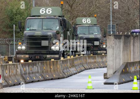 Vilseck, Allemagne.04th févr. 2022.Des véhicules militaires sortent de la zone d'entraînement militaire près de Vilseck.Selon le département américain de la Défense, un millier de soldats américains seront transférés du site de Vilseck à la Roumanie.Credit: Armin Weigel/dpa/Alay Live News Banque D'Images