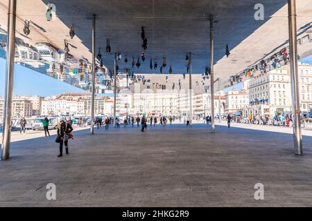 Marseille, France - 28 janvier 2022 : le miroir au vieux port de Marseille. La verrière géante en miroir appelée le Pavillon du Port Vieux a été conçue par No Banque D'Images