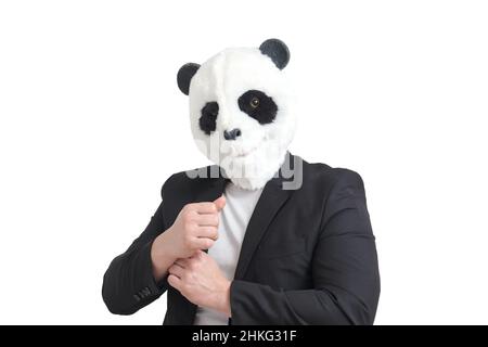 Homme portant une tête de masque de panda et un costume, isolé Banque D'Images
