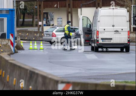 Vilseck, Allemagne.04th févr. 2022.Un homme vérifie un véhicule à l'entrée de la caserne Rose Vilseck dans la zone d'entraînement militaire de Grafenwoehr.Selon le département américain de la Défense, un millier de soldats américains seront transférés du site de Vilseck à la Roumanie.Credit: Armin Weigel/dpa/Alay Live News Banque D'Images