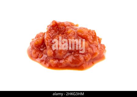 Tomates hachées dans du jus de tomate isolées sur fond blanc Banque D'Images