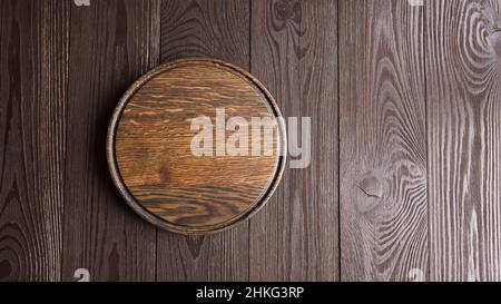 Planche à découper ronde avec rainure sur fond de table en bois avec vue de dessus de l'espace du COPE Banque D'Images