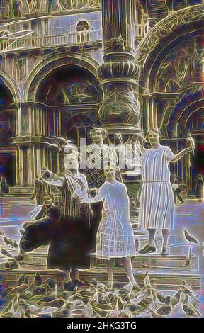 Inspiré par quatre femmes inconnues qui allaitent des pigeons sur la place Saint-Marc, Venise, San Marcoplein, 1925, imprimé en gélatine argentée, Hauteur 140 mm × largeur 88 mm, repensé par Artotop. L'art classique réinventé avec une touche moderne. Conception de lumière chaleureuse et gaie, de luminosité et de rayonnement de lumière. La photographie s'inspire du surréalisme et du futurisme, embrassant l'énergie dynamique de la technologie moderne, du mouvement, de la vitesse et révolutionne la culture Banque D'Images