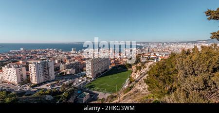 Marseille, France - 28 janvier 2022 : vue aérienne de la ville de Marseille par un beau jour d'hiver, la Côte d'Azur, France. Banque D'Images