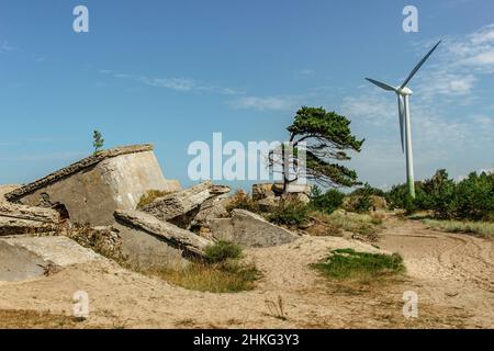 Ruines de fortifications et moulin à vent dans la région de Karosta et Liepaja, Lettonie.territoire militaire pendant des années d'occupation soviétique sur la côte de la mer Baltique Banque D'Images