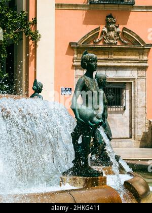 Sculptures autour de la fontaine Turia sur la Plaza de la Virgen dans la vieille ville de Valence, Espagne, Europe Banque D'Images