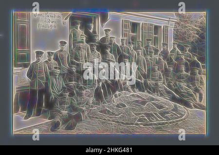 Inspiré par le portrait de groupe de soldats en uniforme devant un bâtiment à Heiden, Heiden, mai-1916, imprimé en gélatine argentée, hauteur 88 mm × largeur 137 mm, repensé par Artotop. L'art classique réinventé avec une touche moderne. Conception de lumière chaleureuse et gaie, de luminosité et de rayonnement de lumière. La photographie s'inspire du surréalisme et du futurisme, embrassant l'énergie dynamique de la technologie moderne, du mouvement, de la vitesse et révolutionne la culture Banque D'Images