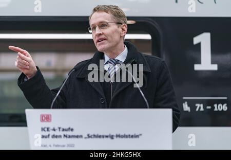 Kiel, Allemagne.04th févr. 2022.Daniel Günther (CDU), Ministre Président du Schleswig-Holstein, parle avant le baptême de la "ICE 4".Günther a baptisé le train 'Schleswig-Holstein.Credit: Axel Heimken/dpa/Alay Live News Banque D'Images