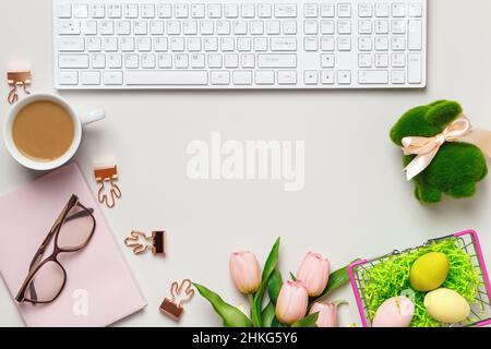 Bureau.Verres tasses à café clavier bloc-notes sur une table avec décorations de pâques.Vue de dessus de l'espace de copie de la mise à plat Banque D'Images