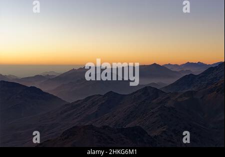 Vue imprenable sur le lever du soleil sur le Mont Sinaï, Égypte Banque D'Images