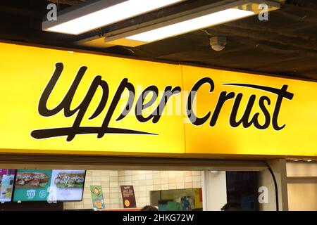 An Upper Crust à Euston Station, Londres, Londres.La propagation de la variante Omicron de Covid-19 a frappé le propriétaire de la croûte supérieure SSP en janvier, mais la société d'accueil a dit que sa récupération est toujours en bonne voie.Les actions de la société, qui gère également Caffe Ritazza, ont augmenté après qu'elle a applaudi un bon début d'année malgré l'effet d'Omicron.Date de la photo : vendredi 4 février 2022. Banque D'Images