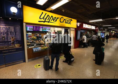 An Upper Crust à Euston Station, Londres, Londres.La propagation de la variante Omicron de Covid-19 a frappé le propriétaire de la croûte supérieure SSP en janvier, mais la société d'accueil a dit que sa récupération est toujours en bonne voie.Les actions de la société, qui gère également Caffe Ritazza, ont augmenté après qu'elle a applaudi un bon début d'année malgré l'effet d'Omicron.Date de la photo : vendredi 4 février 2022. Banque D'Images