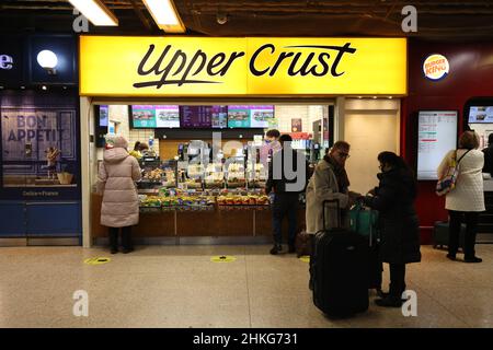 An Upper Crust à Euston Station, Londres, Londres.La propagation de la variante Omicron de Covid-19 a frappé le propriétaire de la croûte supérieure SSP en janvier, mais la société d'accueil a dit que sa récupération est toujours en bonne voie.Les actions de la société, qui gère également Caffe Ritazza, ont augmenté après qu'elle a applaudi un bon début d'année malgré l'effet d'Omicron.Date de la photo : vendredi 4 février 2022. Banque D'Images