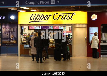 An Upper Crust à Euston Station, Londres, Londres.La propagation de la variante Omicron de Covid-19 a frappé le propriétaire de la croûte supérieure SSP en janvier, mais la société d'accueil a dit que sa récupération est toujours en bonne voie.Les actions de la société, qui gère également Caffe Ritazza, ont augmenté après qu'elle a applaudi un bon début d'année malgré l'effet d'Omicron.Date de la photo : vendredi 4 février 2022. Banque D'Images