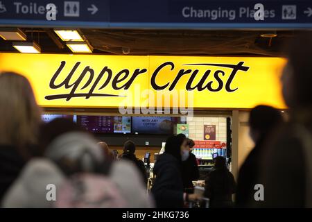 An Upper Crust à Euston Station, Londres, Londres.La propagation de la variante Omicron de Covid-19 a frappé le propriétaire de la croûte supérieure SSP en janvier, mais la société d'accueil a dit que sa récupération est toujours en bonne voie.Les actions de la société, qui gère également Caffe Ritazza, ont augmenté après qu'elle a applaudi un bon début d'année malgré l'effet d'Omicron.Date de la photo : vendredi 4 février 2022. Banque D'Images