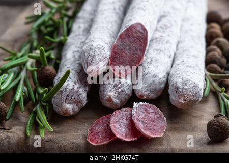 Saucisses espagnoles séchées salami au romarin et épices sur bois Banque D'Images