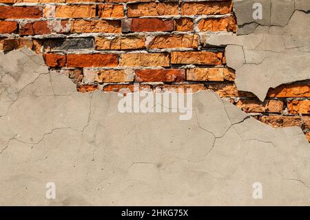 Vieux mur de briques avec plâtre tombé.Arrière-plan de la texture du mur de briques fissurées Banque D'Images